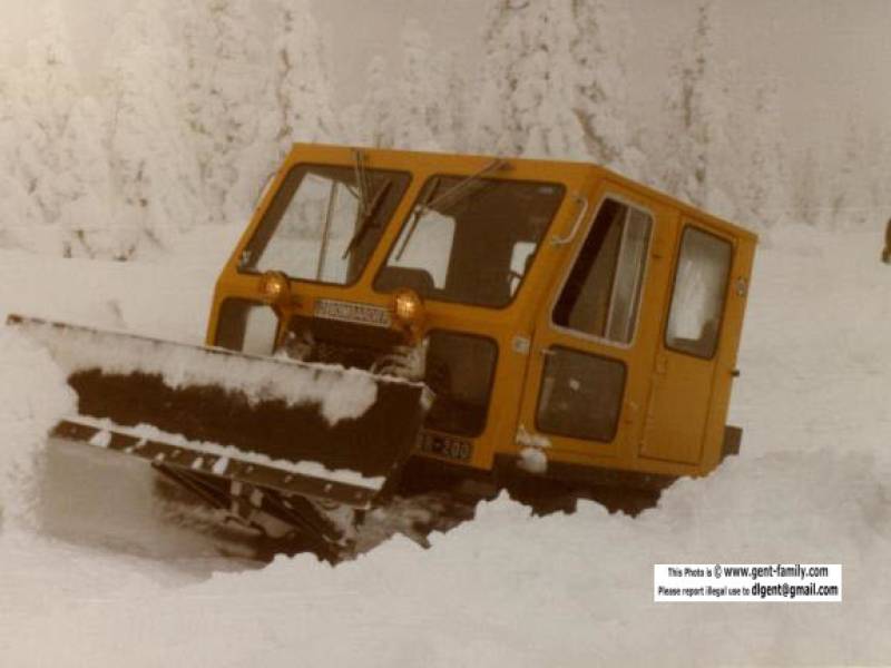 bombardier_br200_snowcat_with_blade.jpg
