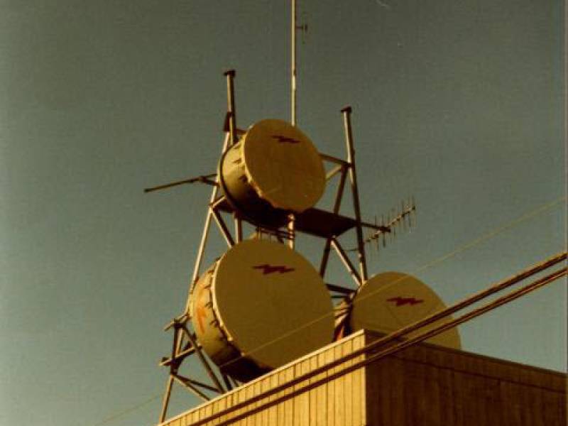 terrace_dishes_on_roof_front_view.jpg