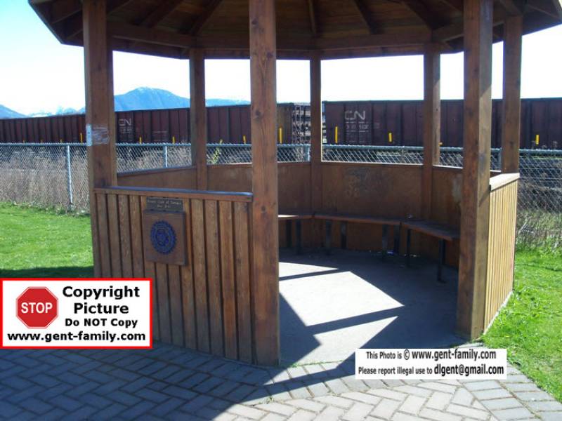 101_1946_gazebo_inside.jpg