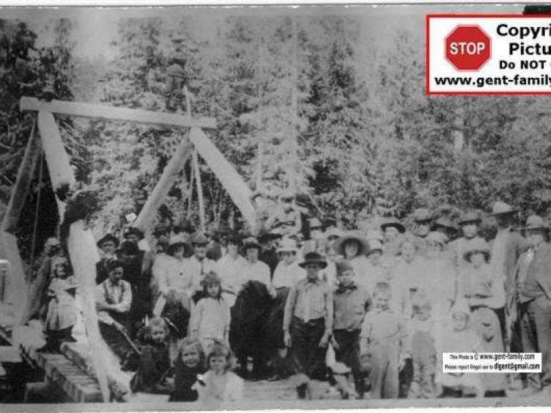 gold_creek_picnic_1919_new_bridge.jpg