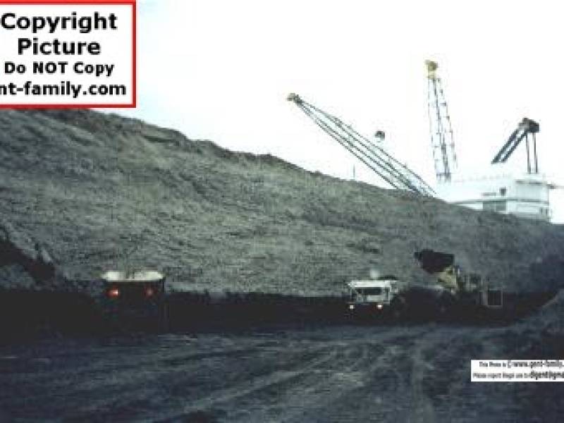 9020fromdowninthepitshowingloaderandhaulers.jpg
