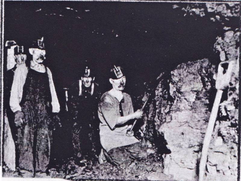 estevan_coal_miners_underground_ca_1914.jpg