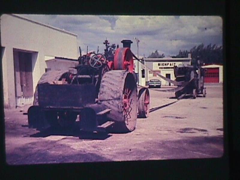 oldtractorandthreshingmachinebienfait.jpg