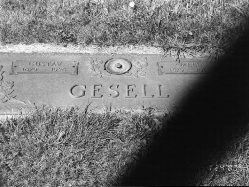 gustavandmaegesellgrave.jpg
