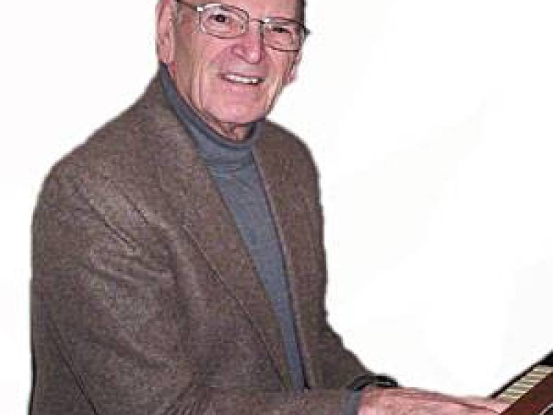 gerry_fichtemann_playing_organ.jpg