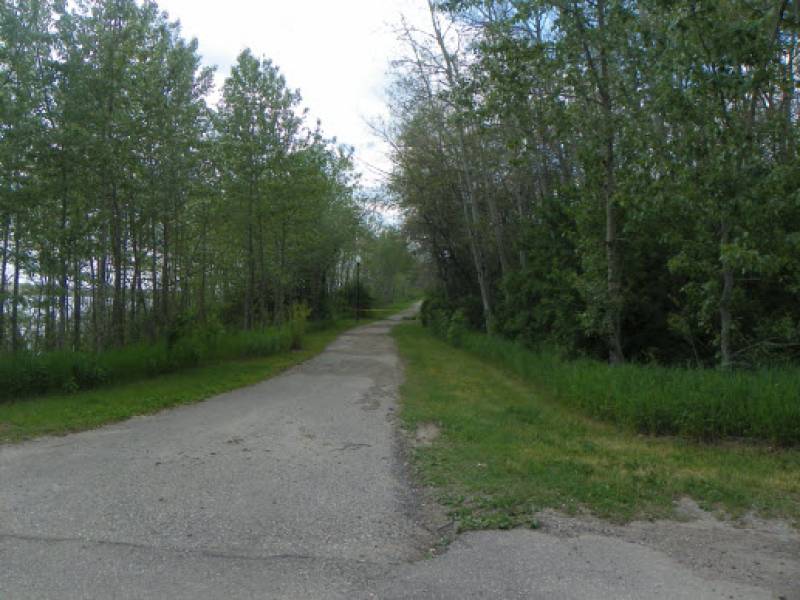 path_along_kenosee_lake.jpg